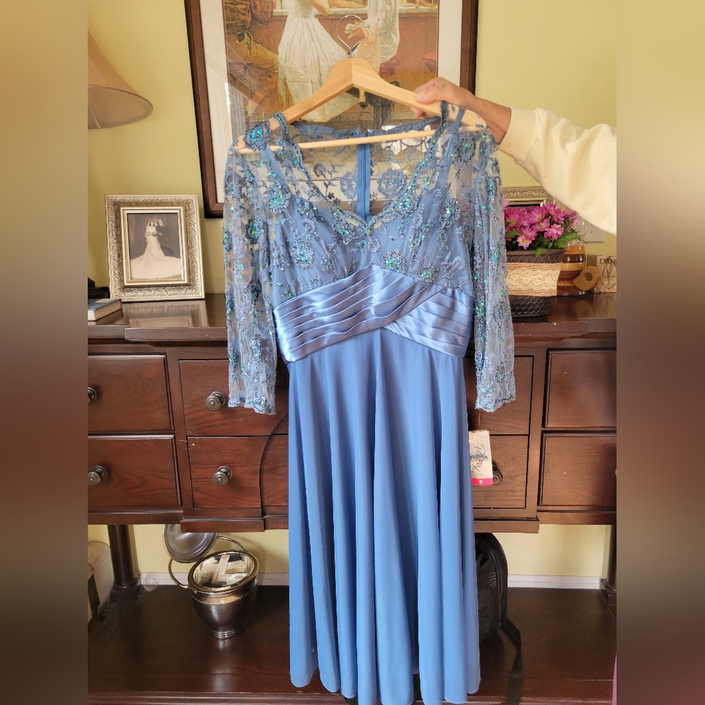 Size 8 formal dress. Midi or knee length with cups.